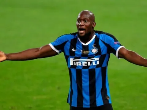 Jamie Carragher nói thẳng về hành động không nhận huy chương của Lukaku