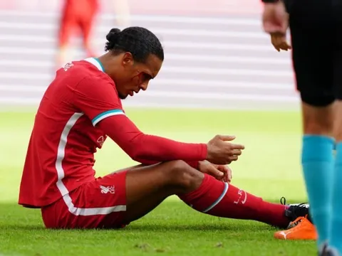 Báo động đỏ cho Liverpool, Van Dijk đổ máu trên sân