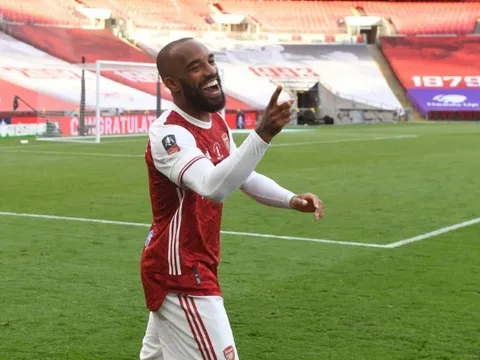 Sa sút phong độ, Alexandre Lacazette sẽ được thành Madrid cứu rỗi?