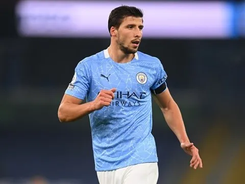 Liverpool từng "lạc mất" siêu trung vệ của Man City