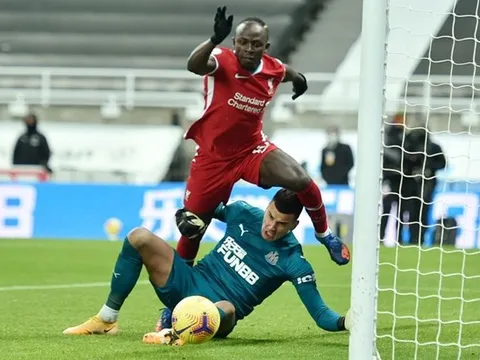 Mane quá ngây thơ, khiến Liverpool mất penalty trước Newcastle