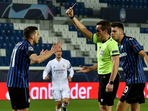 "Tấm thẻ đỏ đã khiến tất cả suy nghĩ của chúng tôi bị thay đổi"