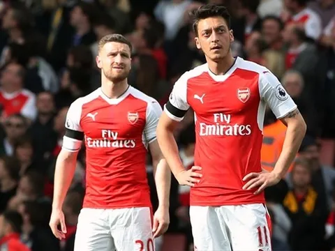 SỐC! Sao Arsenal chỉ trích các đồng đội vì không giúp đỡ Ozil