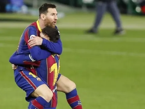 Ghi bàn sau 2 phút vào sân, Messi áp sát thành tích của Suarez