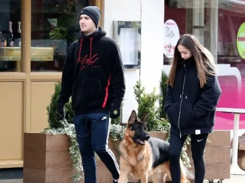 Giữa đại dịch, sao Man Utd vẫn tung tăng dắt chó đi dạo