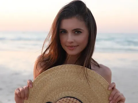 Giữa mùa dịch, nàng WAGs xinh nhất AS Roma hạnh phúc khi được sống ở Rome