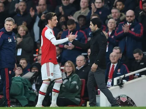 Giữa tâm bão COVID-19, Ozil có hành động "điểm 10"