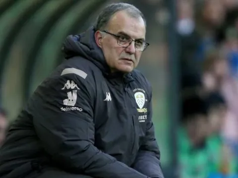 Giữa tâm bão, Marcelo Bielsa lại làm chuyện điên rồ ở Leeds United