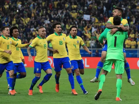 Giúp Brazil thoát hiểm, Alisson ôm chầm ngay "kình địch cấp CLB"