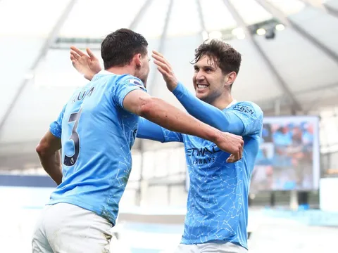 Giúp Man City 'vượt khó', trung vệ trẻ được đặt lên bàn cân so sánh với Van Dijk