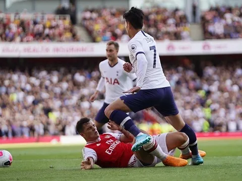 Bị 2 huyền thoại 'hủy diệt', 'tội đồ' Arsenal phản pháo gây sốc