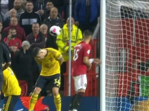 Né cú sút của McTominay, đội trưởng Arsenal bị chỉ trích