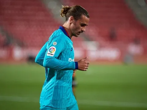Không biết nịnh Messi, Griezmann gặp khó khăn tại Barca