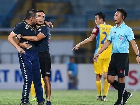 "Đại chiến" với HAGL, Hà Nội FC mất thuyền trưởng do "ăn thua" với trọng tài