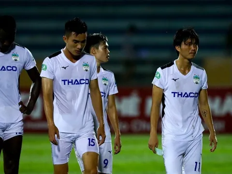 HAGL gặp khó, sao không gọi Công Phượng trở về?