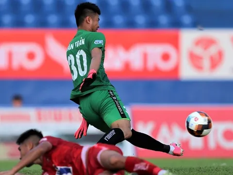 Hai thủ môn đội tuyển để thủng lưới 11 bàn ở V-League