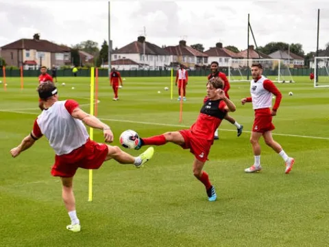 Hàng loạt gương mặt lạ xuất hiện trong buổi tập của Liverpool