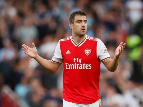 "Hàng thủ Arsenal đúng là trò hề"