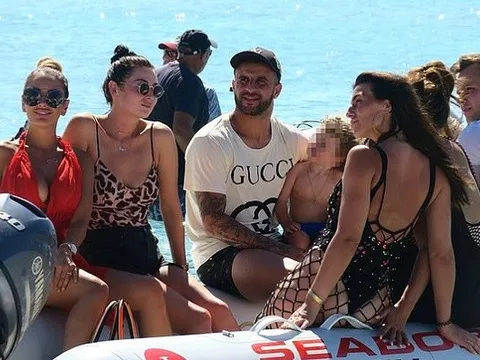 Hậu scandal "ăn vụng", Kyle Walker bù đắp cho vợ bằng kì nghỉ hoành tráng