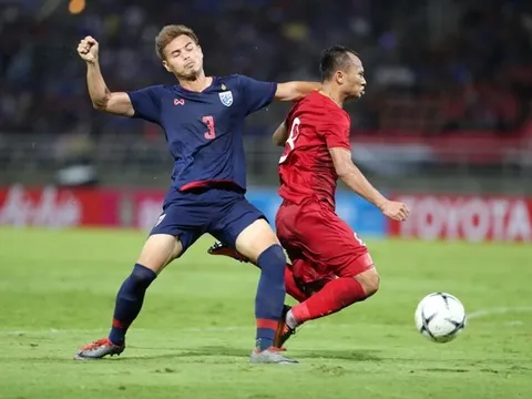 Hậu vệ Thái thúc cùi chỏ Trọng Hoàng, thầy Park nổi nóng