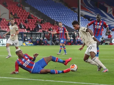 'Hãy nhìn cách Rashford xử lý. Van Aanholt có lẽ cần 1 cái gối ngủ'