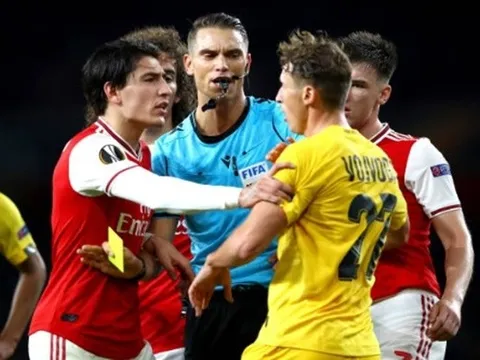 Hector Bellerin ra vẻ "hổ báo" trong ngày đầu mang băng đội trưởng của Arsenal
