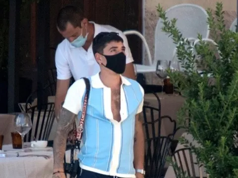 Đi nghỉ hè cùng cha mẹ, sao Arsenal rút thuốc ra hút