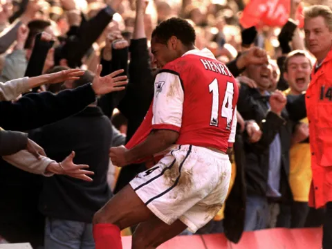 Henry bán đấu giá áo đấu đặc biệt bị Savage 'cướp' ủng hộ NHS