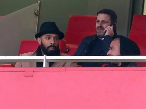 Henry lộ bí quyết "ẩn thân" giữa rừng CĐV Arsenal