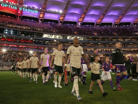 Hết máy bay, CĐV Liverpool lại có thêm trò chọc tức Man Utd