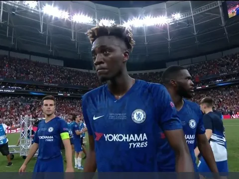 Hết M.U tới Liverpool, "số 9 ám ảnh" của Chelsea khóc mếu máo