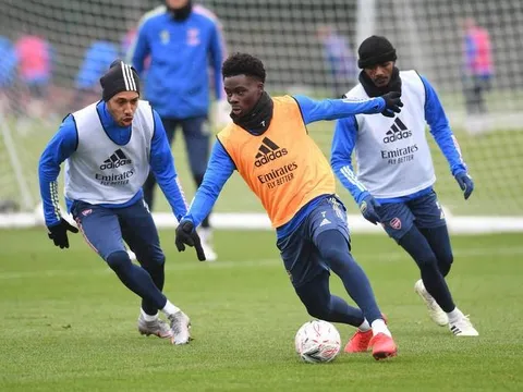 Hình ảnh quá khác biệt trên sân tập Arsenal