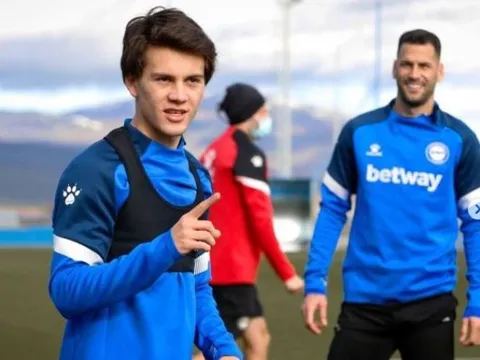 HLV Alaves khen ngợi tố chất đặc biệt của sao trẻ Man Utd