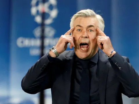 HLV Ancelotti xác nhận, "siêu tiền vệ" Real chọn M.U hay Napoli?