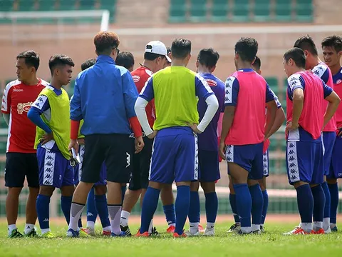 HLV Chung Hae-soung vất vả, cầm tay chỉ việc cho các cầu thủ CLB TP.HCM