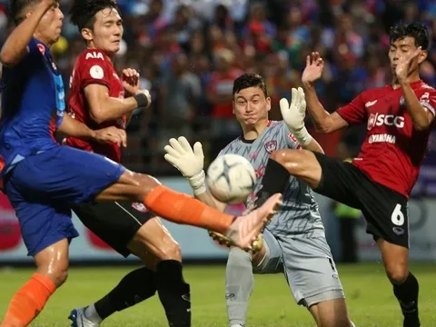 Văn Lâm trở thành tội đồ, Muangthong mất điểm đáng tiếc