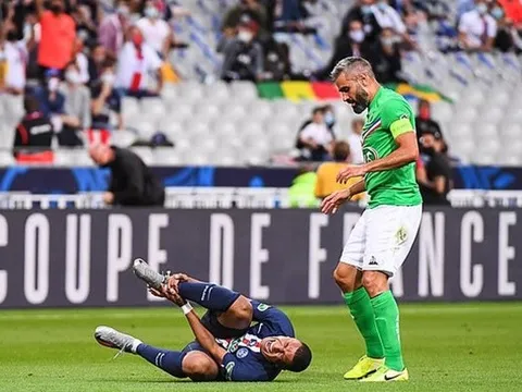 HLV PSG phá vỡ im lặng về hình ảnh đau đớn của Mbappe