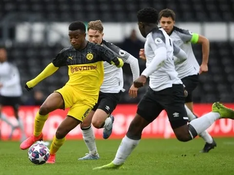 HLV trưởng xác nhận, Dortmund sắp trình làng 'thần đồng 15 tuổi' từng gây sốc thế giới