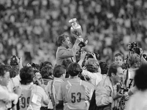 HLV dẫn dắt thế hệ Platini vô địch EURO 1984 qua đời