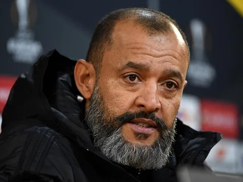 HLV Wolves điên tiết: 'Vô lý. Mọi người đã chết và đang chết dần'