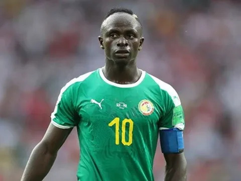 'Họ cười nhạo vì tôi không giống cầu thủ bóng đá, đi giày rách tươm'