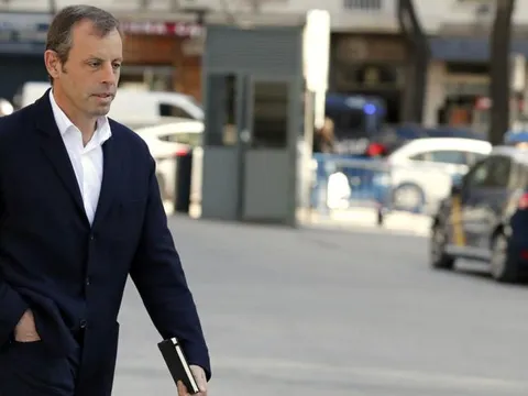 "Họ đã đưa tôi 4 bao cao su và 1 lọ sáp dưỡng ẩm..."