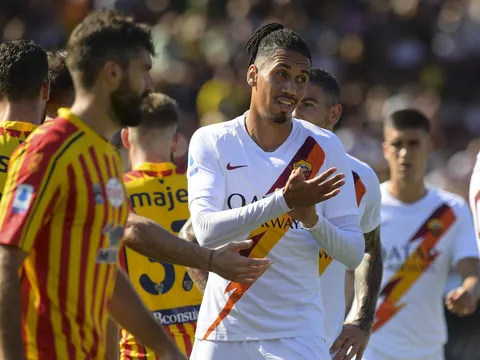 CHOÁNG! Hóa "đá tảng", không còn nhận ra Smalling "cục tạ" ở Man Utd