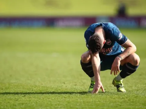 Hòa như thua, fan Arsenal điên tiết với 2 cái tên