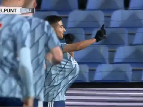 Học cách ăn mừng của Totti, thần đồng 17 tuổi bị nghi sắp làm cha