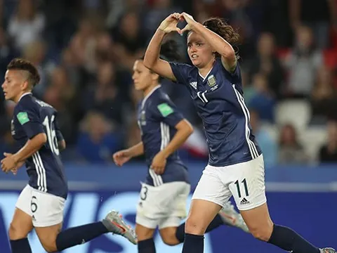 Học Lionel Messi, các cô gái Argentina để hòa thất vọng