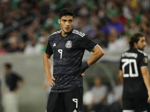 Học theo Luis Suarez, tiền đạo Premier League may mắn được 'giải nguy'