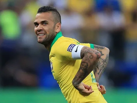 Học theo Neymar, Alves bất ngờ đòi về Barcelona