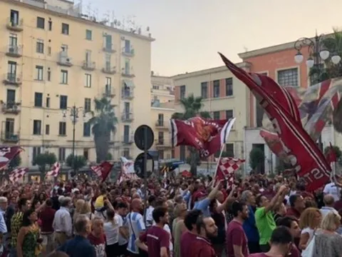 Hơn 2000 người ra đường ăn mừng sinh nhật đội bóng cũ của Gattuso