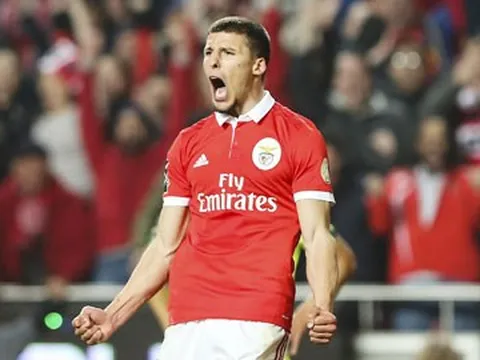"Hòn đá tảng" 1m86 đồng loạt từ chối cả MU lẫn Arsenal